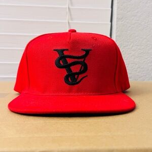 Black Scale Script Logo Snapback – Red/Black Streetwear Hat New💎